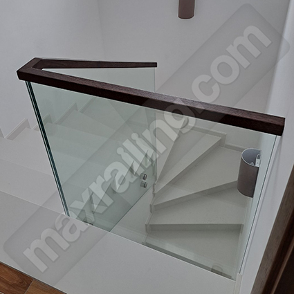 Стъклен парапет по стълби с дистанционер